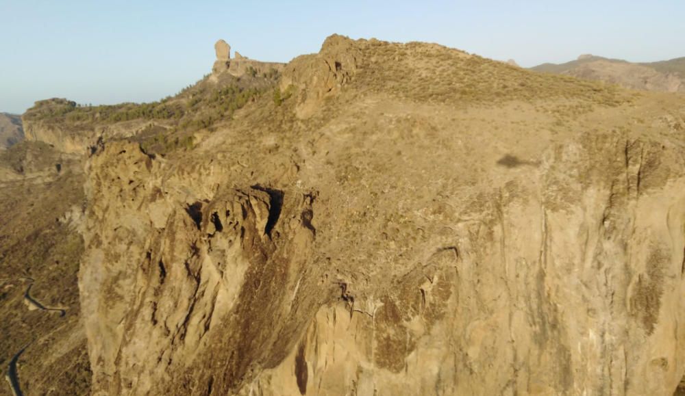 Rescatan ilesos a los dos escaladores bloqueados en una pared del Roque Nublo