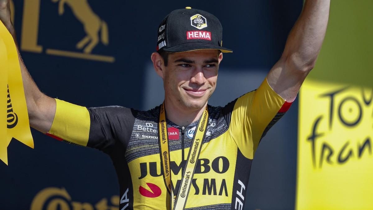 Van Aert celebrando la victoria en la contrareloj