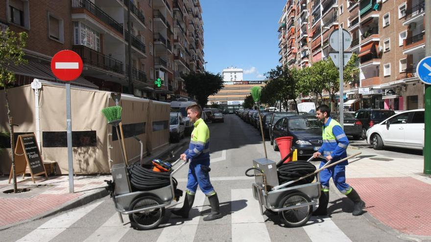 Operarios de limpieza de Limasa trabajando en el barrido de una calle.