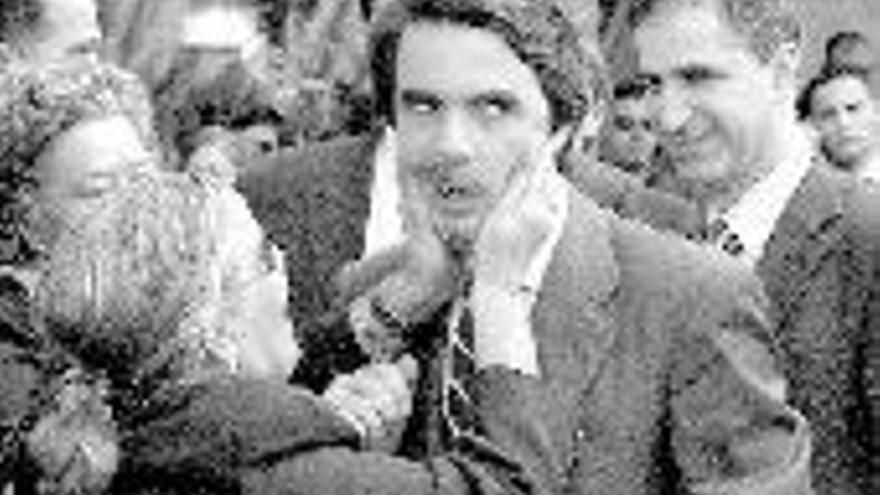 EEUU estudia condecorar a Aznar