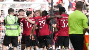 Los jugadores del United celebran el pitido final del árbitro.