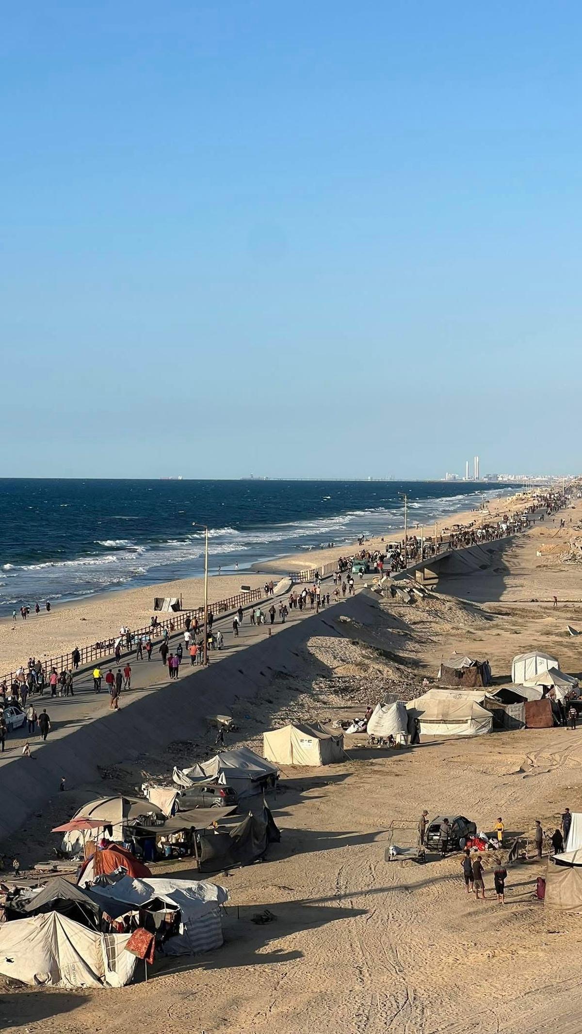 Refugiados regresando a Ciudad de Gaza tras el alto el fuego