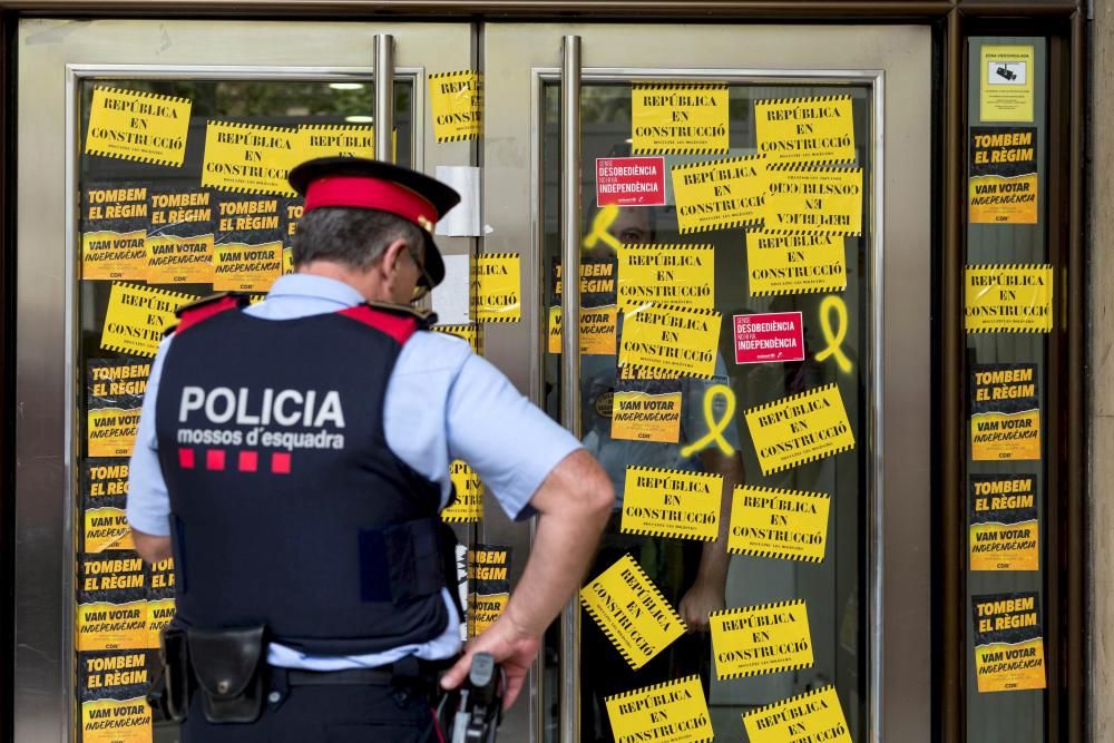 Milers de persones reivindiquen el mandat de l''1 d''octubre al centre de Barcelona