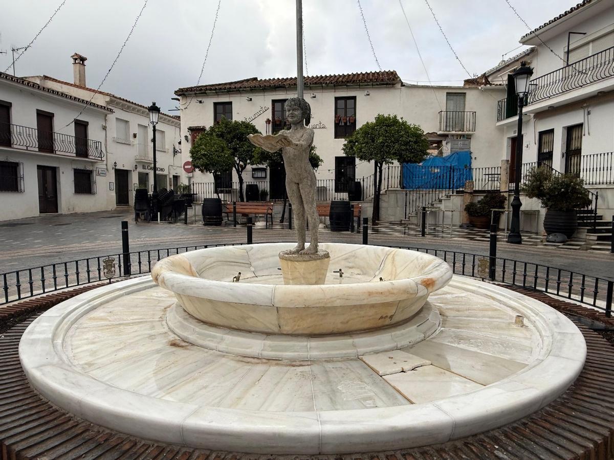 La Niña de Benalmádena se retirará de la plaza para limpiarla y restaurarla.