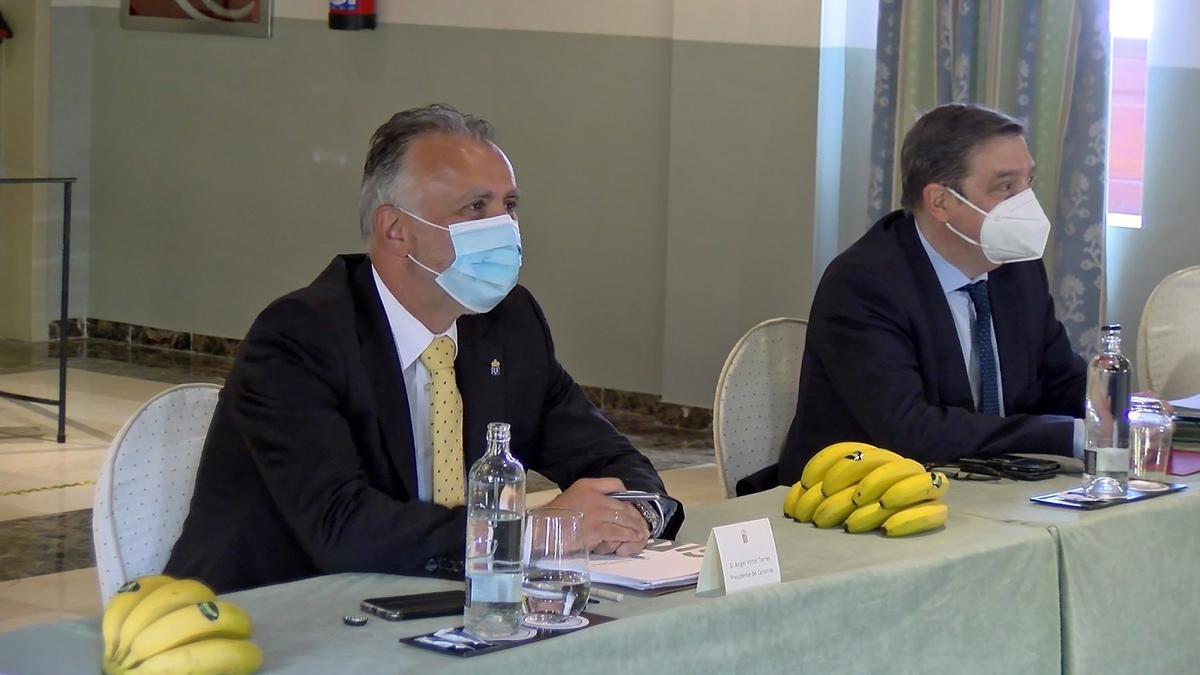 El presidente canario, Ángel Víctor Torres, y el ministro de Agricultura, Luis Planas.