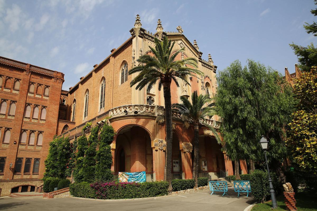 Fachada del Col·legi de les Teresianes, de Antoni Gaudí