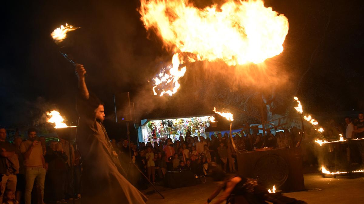 El espectáculo ofrecido durante la degustación de anguila, caña y queimada, en Valga.