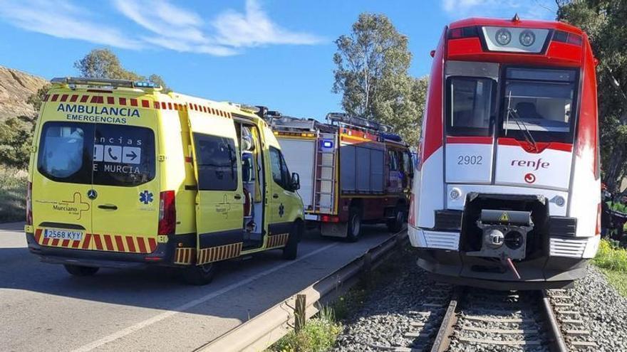 Un tren se lleva por delante una furgoneta en un paso a nivel de la zona de Alumbres en Cartagena