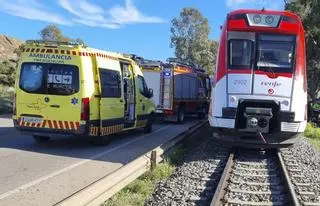 Un tren se lleva por delante una furgoneta en un paso a nivel de la zona de Alumbres en Cartagena