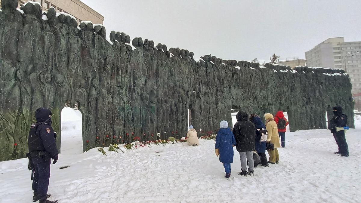 Simpatizantes de la oposición al Kremlin depositaron ramos de flores y velas en el Muro del Dolor en Moscú en recuerdo de Navalni.