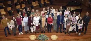 Valga homenaxea a 40 veciñas porteadoras de cestas