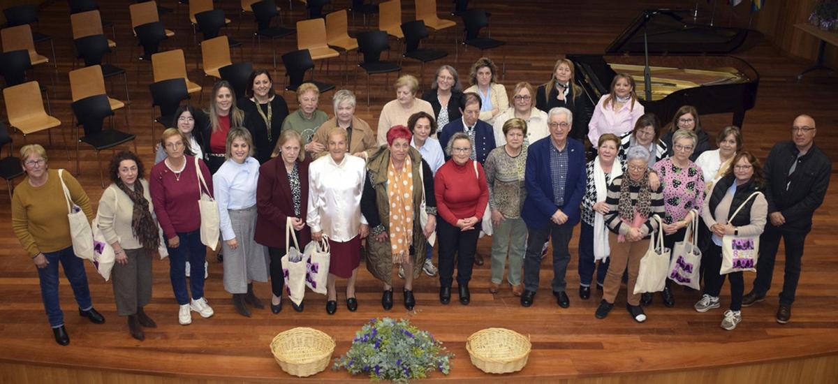 Valga homenaxea a 40 veciñas porteadoras de cestas | FDV