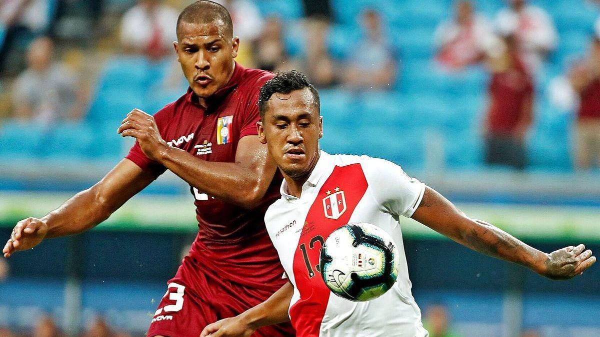 El nuevo fichaje celeste, Renato Tapia, en primer término, durante un encuentro con la selección peruana ante Venezuela.