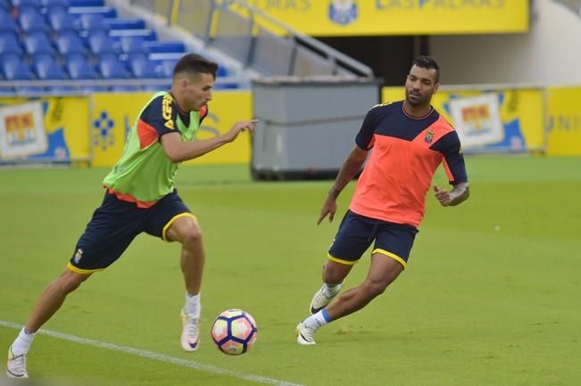 Entrenamiento de la UD en el estadio Gran Canaria