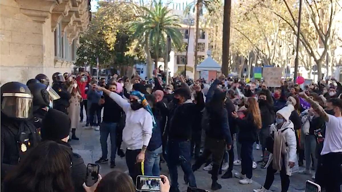 La manifestación de los restauradores llega al Tribunal de Justicia