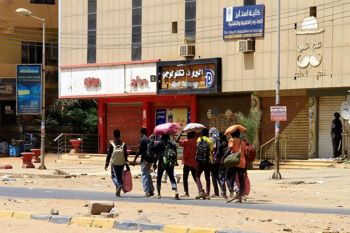 Sudaneses trasladando sus pertenencias en Jartum, este domingo.