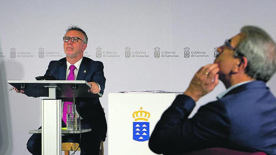 El presidente de Canarias, Ángel Víctor Rorres (i), ayer, junto a Román Rodríguez, vicepresidente.