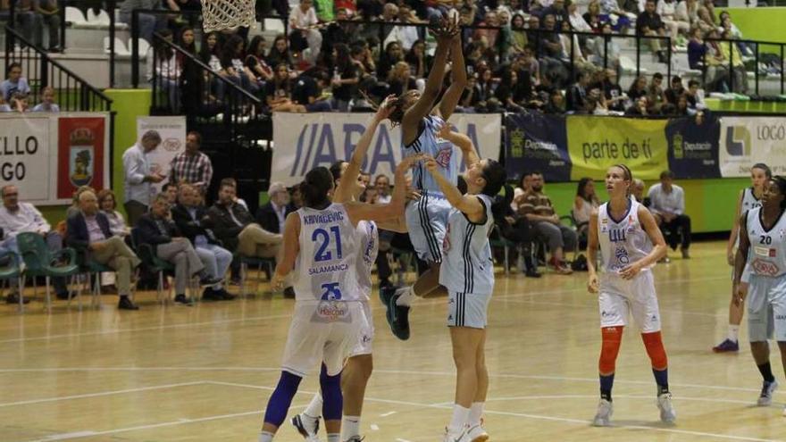 Cecilia Okoye, del Celta Zorka, salta por un balón en Navia. // Ricardo Grobas