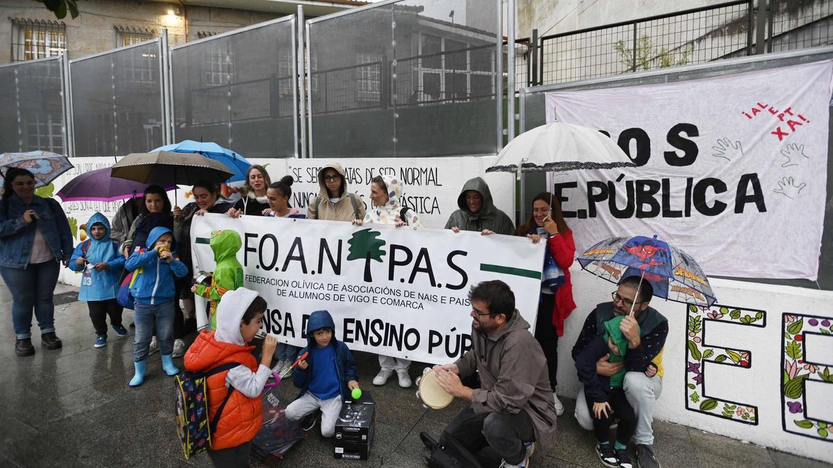 Padres de alumnos de la EEI de Aragón protestan por la ausencia de docentes