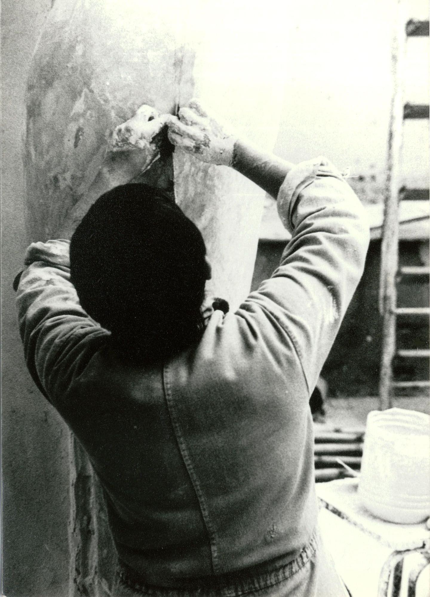 La artista, modelando en su estudio en los años 70