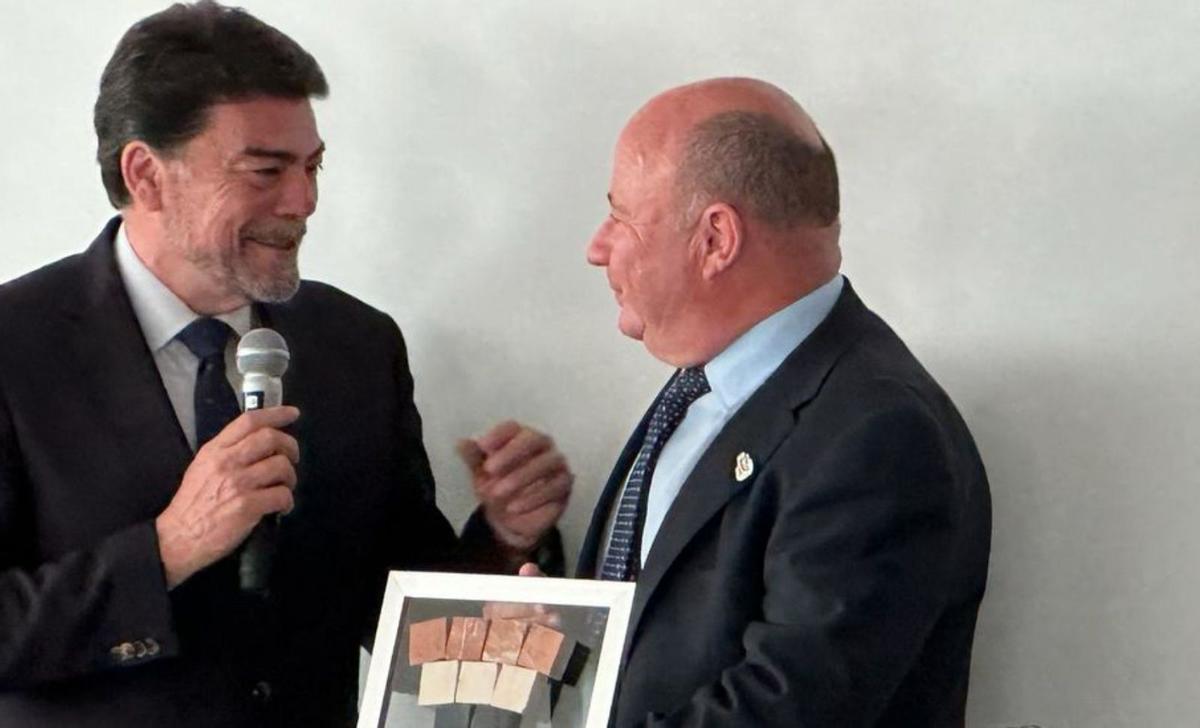 El alcalde de Alicante, Luis Barcala, le entrega unas teselas a Bosco.