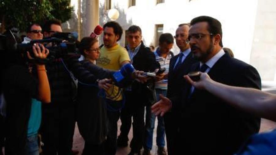 Javier Gutiérrez (dcha.) y, a su izda., José Luis Castedo ante la prensa el día que declararon por el PGOU.