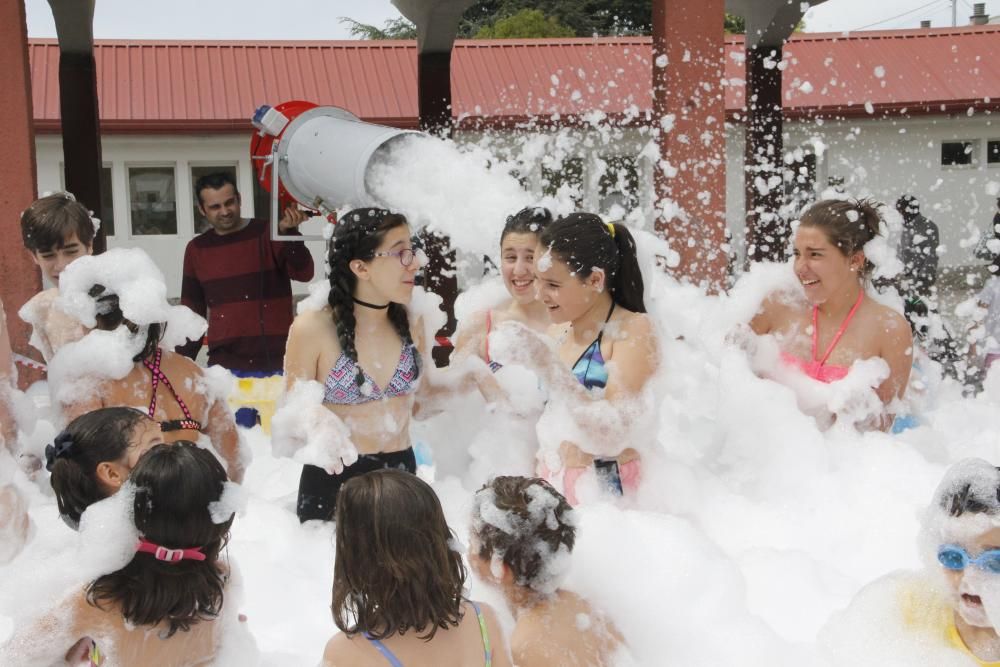 Fiesta de la espuma en el colegio Carballal