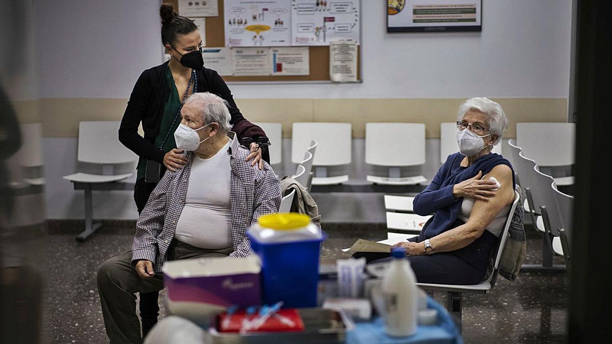 Dos personas mayores de 80 años descansan tras recibir la vacuna de Pfizer.