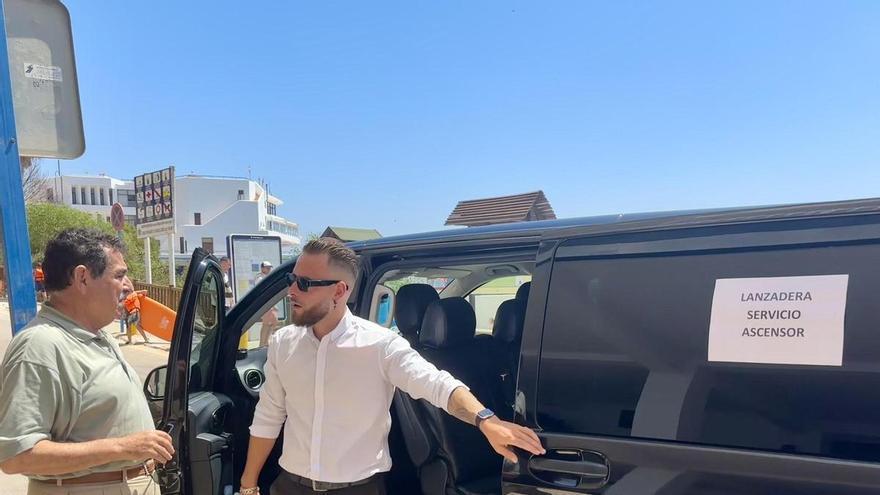 Orihuela pagará 16 viajes diarios de una furgoneta lanzadera para que bañistas de Campoamor cubran los 360 metros y el desnivel hasta su playa