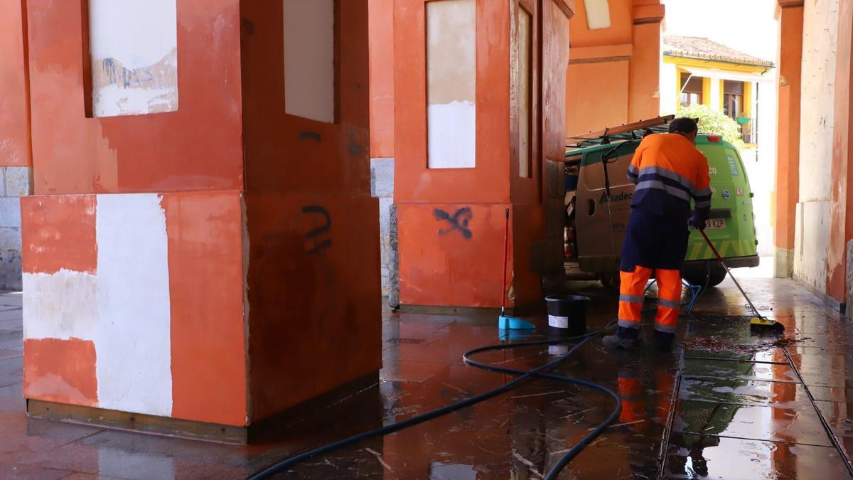 Un operario en la limpieza de la plaza de la Corredera, iniciada este lunes.
