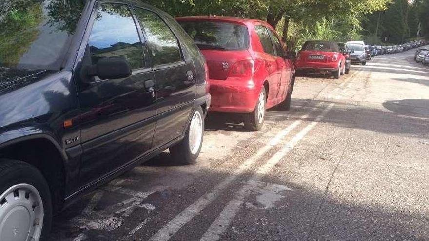 Los coches, estacionados en el carril para bicicletas.