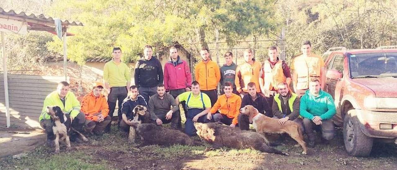 La cuadrilla Los Rayones, con dos jabalíes, en el lote 1 de Grado.