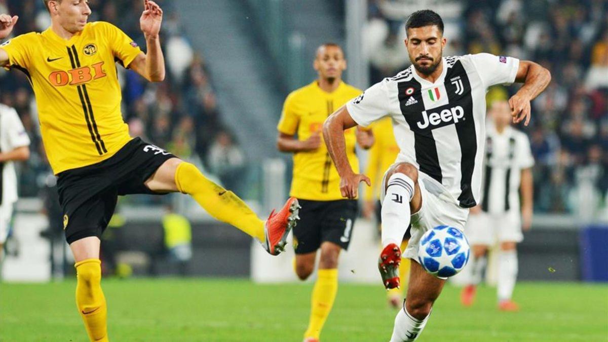 Emre Can peleando un balón