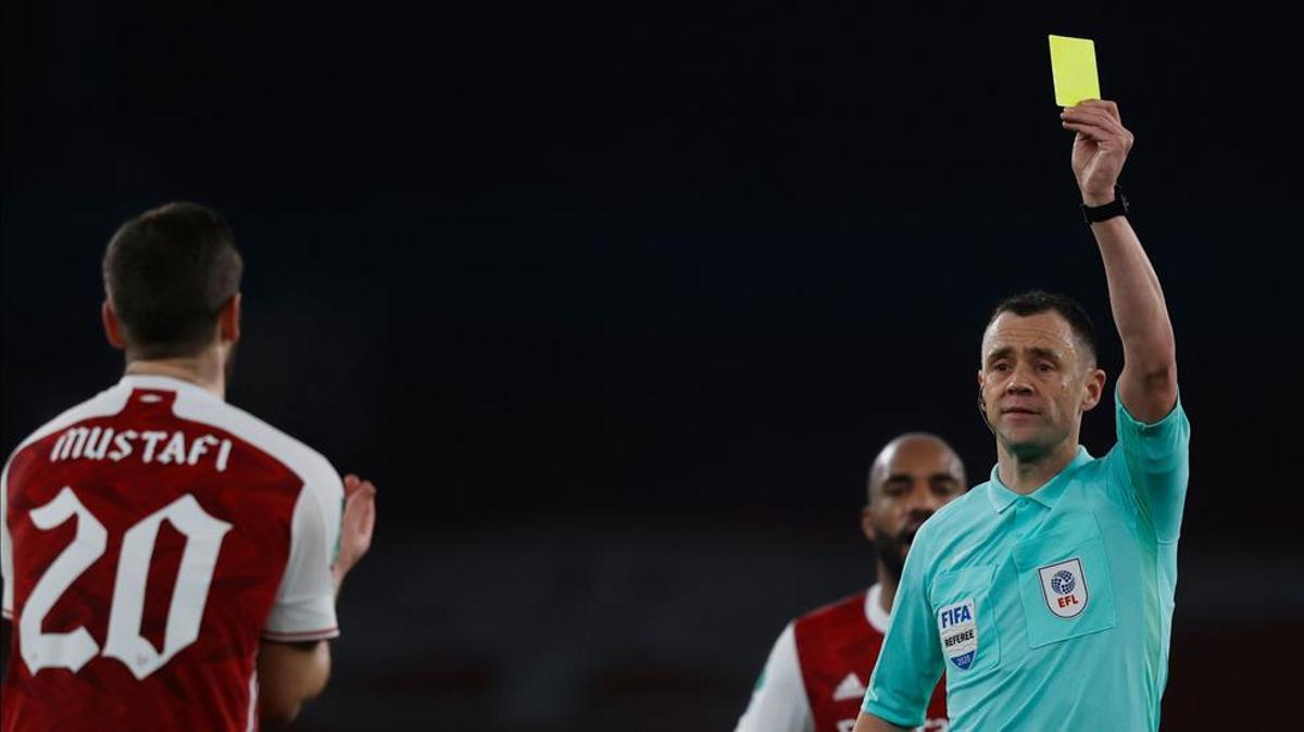 El arbitro mostró la targeta amarilla a Mustafi en el encuentro de cuartos de final de la Carabao Cup