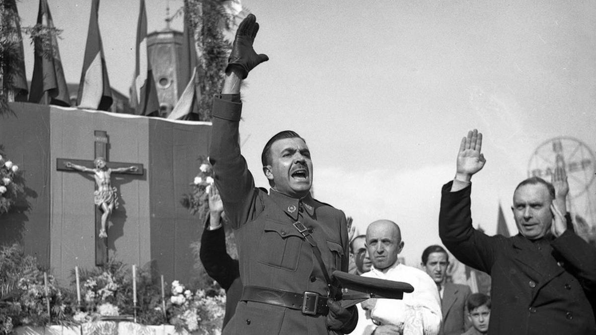 Miquel Mateu, vestido aún de militar, en la misa celebrada durante la Semana Santa de 1939 en la plaza de Catalunya.