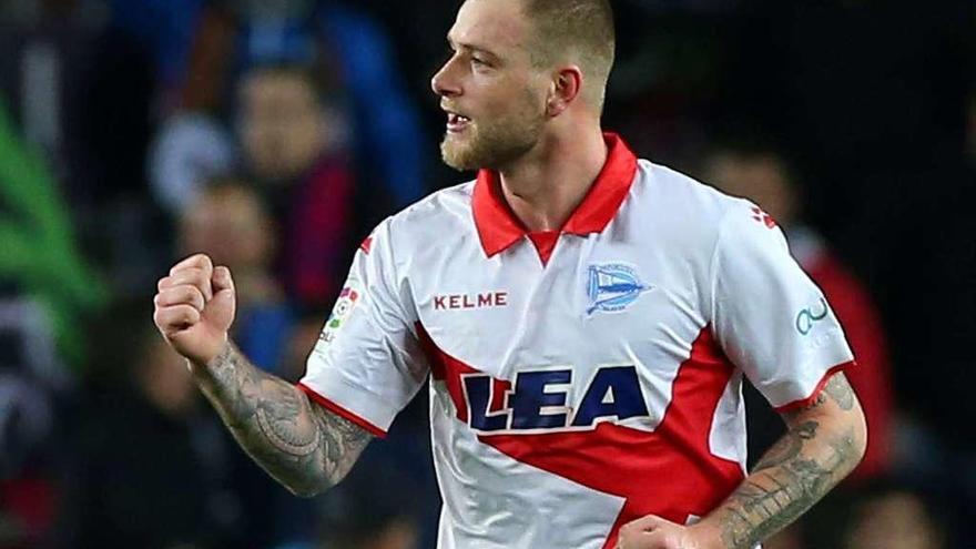 John Guidetti celebra su gol al Barcelona en el Camp Nou, primero con el Alavés, que el sueco dedicó a su hijo recién nacido. // Reuters