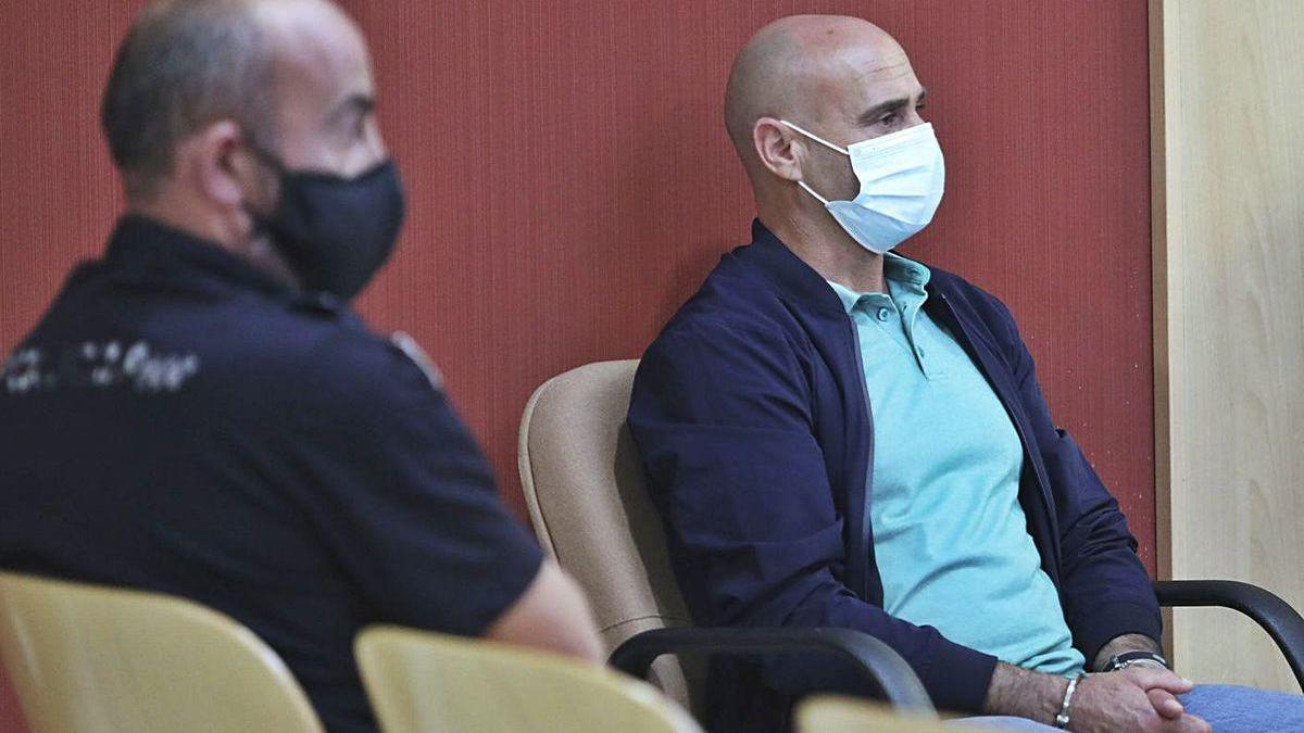 El acusado, Javier Ledo, en el banquillo, esta semana en el juicio en Gijón.