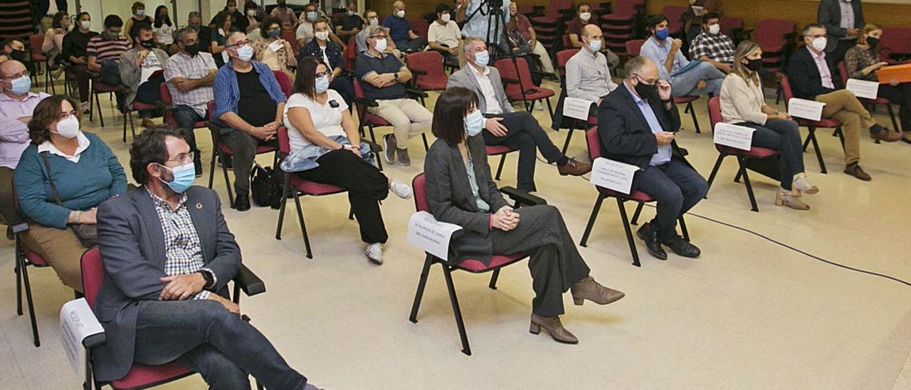 Una imagen del pleno de la Mancomunitat, con los representantes de Gandia en primera fila.