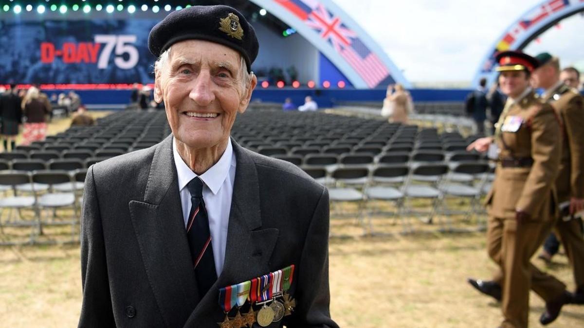 El veterano del Ejército británico Jim Booth posa para los fotógrafos frente al escenario que acogerá los actos de conmemoración del desembarco de Normandía en Portsmouth, este miércoles.