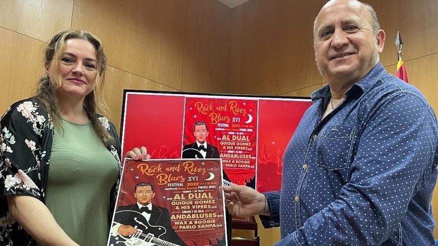 La concejala de Cultura, Eva M. Torres, y el representante de Juke Jont, Joaquín Rodríguez, presentan el cartel del Festival de Blues de Puente Genil