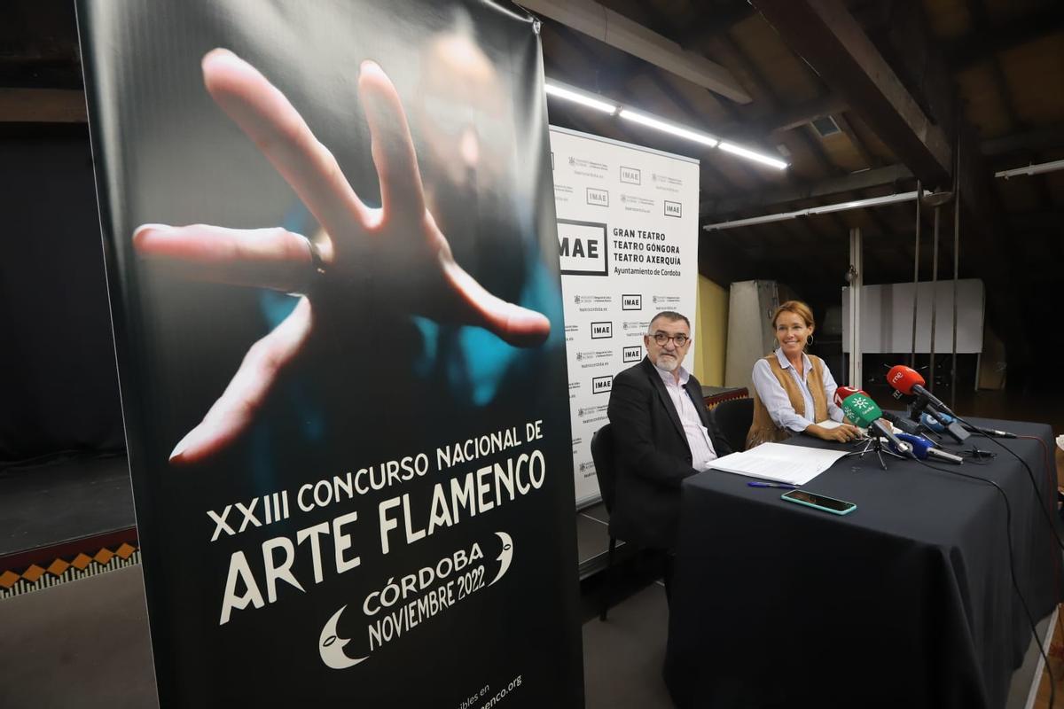 El gerente del IMAE y la delegada de Cultura del Ayuntamiento durante la presentación del Concurso