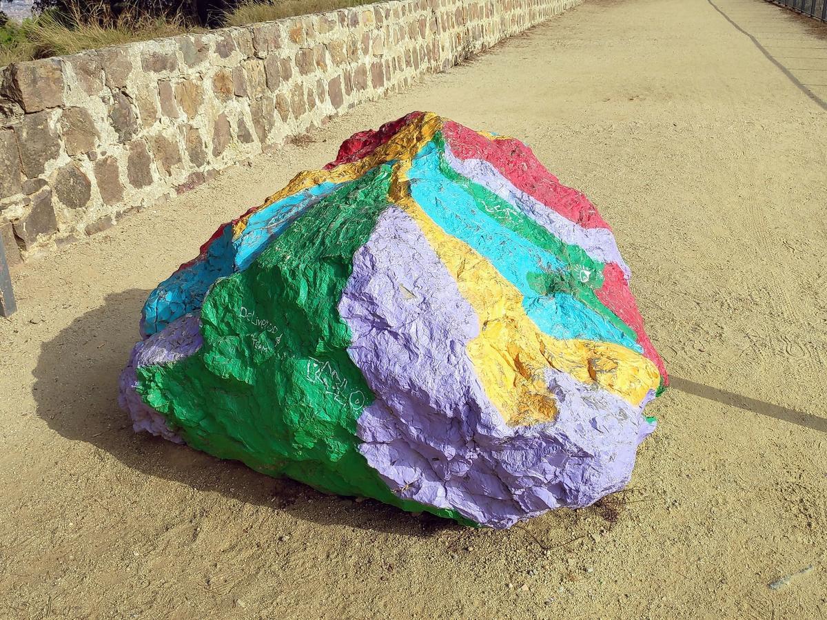 pedra multicolor que barra el pas a Montjuïc