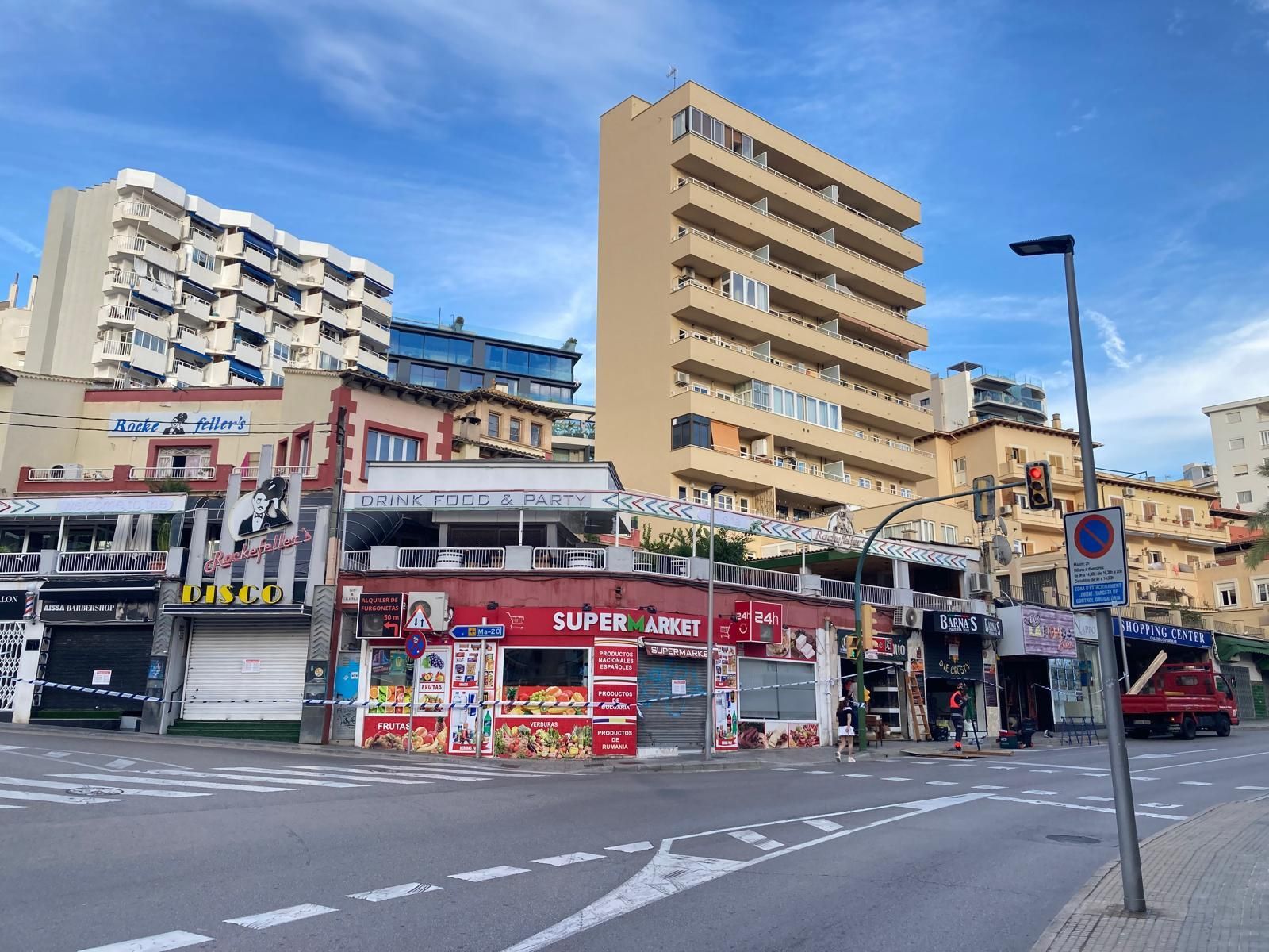 Precintan cinco locales comerciales y la terraza de un bar nocturno de Cala Major por riesgo de derrumbe