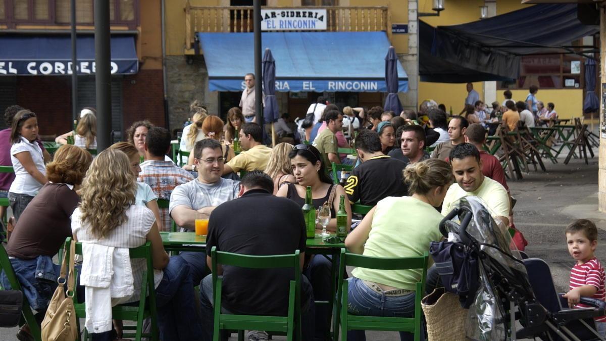 Ambiente en la plaza Requejo de Mieres en una imagen de archivo.