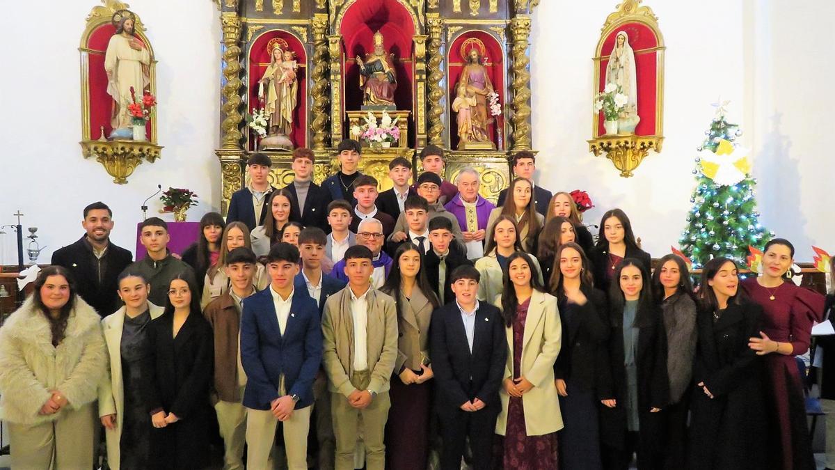 Grupo de jóvenes con sus catequistas y los sacerdotes encargado de la ceremonia