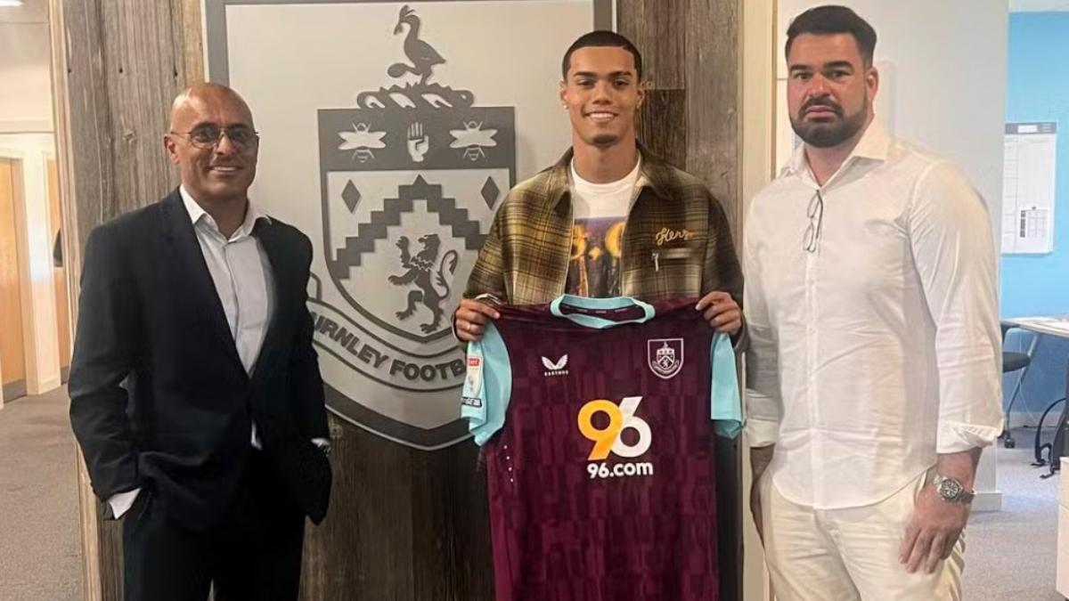 Joao Mendes ya posa con la camiseta del Burnley