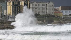 Olas durante el frente meteorológico, a 23 de febrero de 2024, en A Coruña, Galicia (España). La Agencia Estatal de Meteorología (Aemet) .