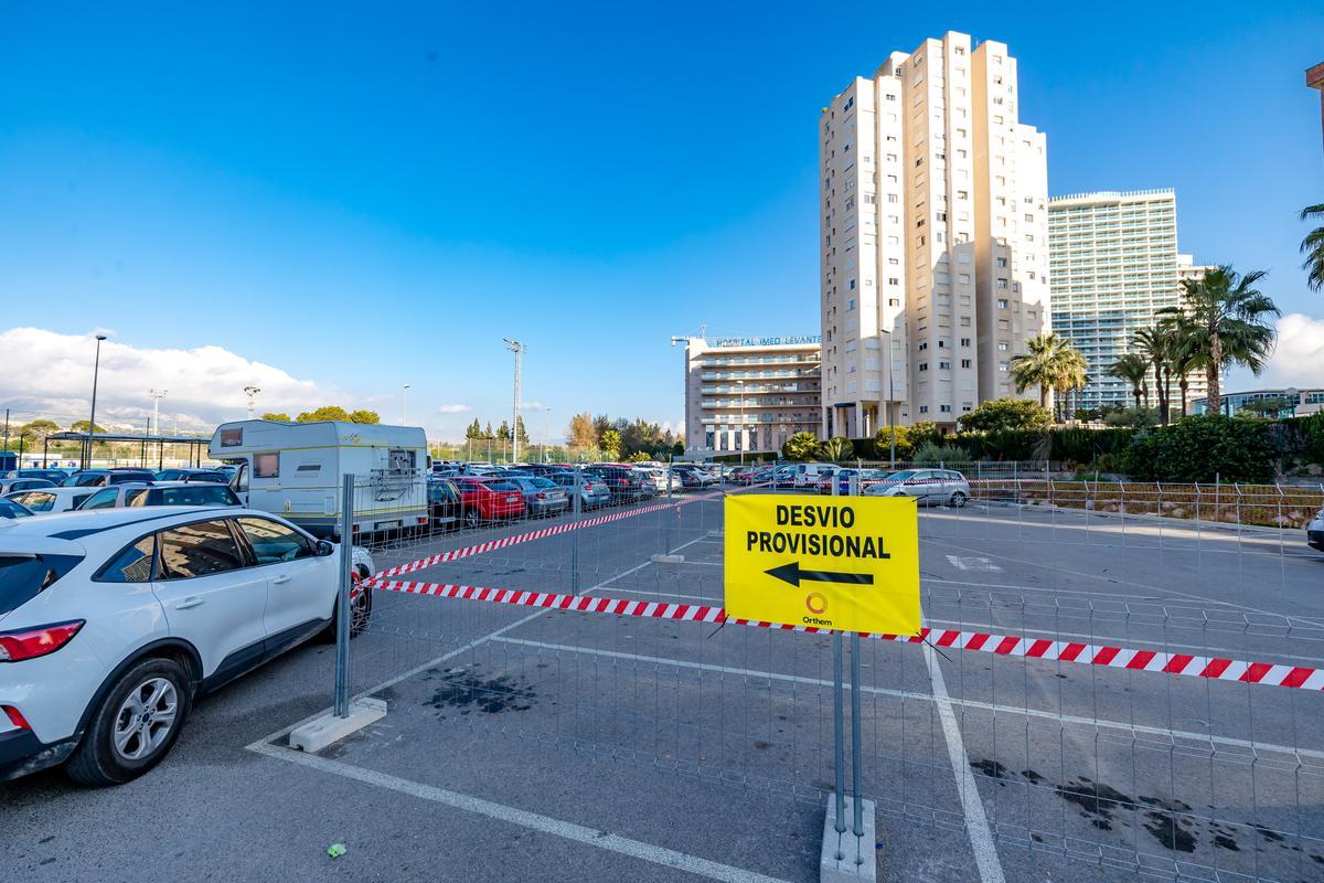 La parcela usada como aparcamiento donde se alzará el nuevo edificio sanitario de Benidorm.