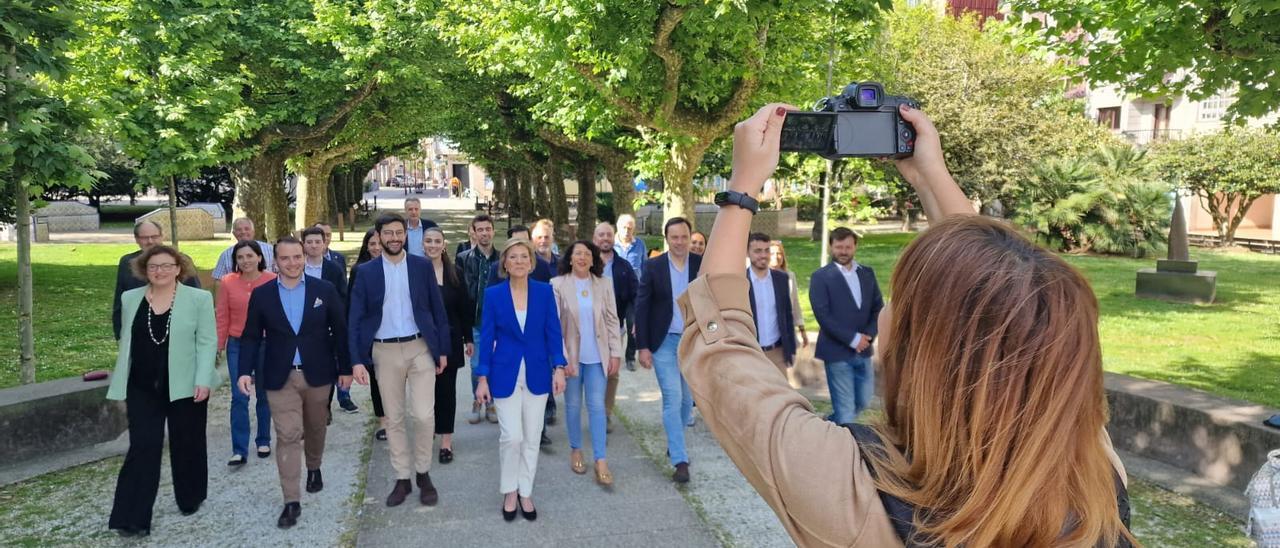 Los candidatos del PP de Vilagarcía, durante la sesión fotográfica.  | // M. MÉNDEZ