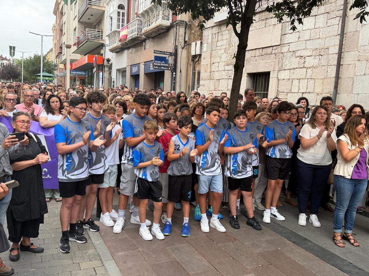 Varios niños con camisetas del equipo local de baloncesto, que entrenaba Laura Cruz, durante la concentración de ayer.